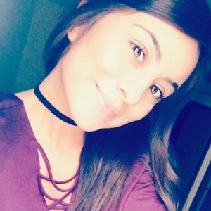 Meet your Posher, Larissa